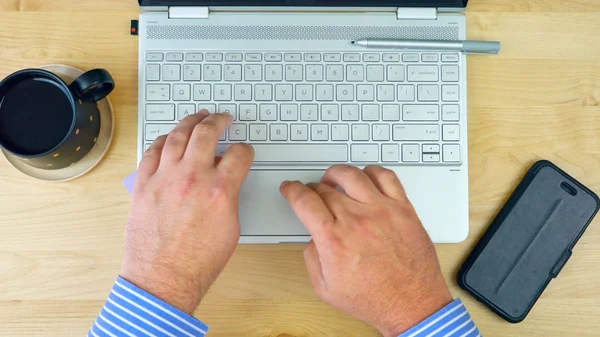 Podnikatel účetní pracující na stůl s dotykové obrazovky počítače, režie. — Stock fotografie