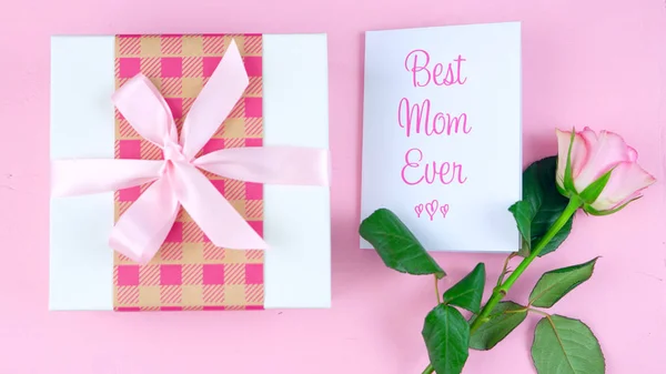 Festa della mamma sopraelevata con rosa, Miglior biglietto della mamma e regalo su tavola rosa . — Foto Stock
