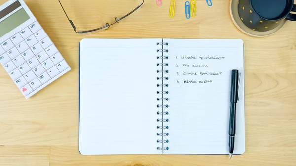 Leerer Schreibtisch mit To-Do-Liste im Notizbuch, Overhead. — Stockfoto