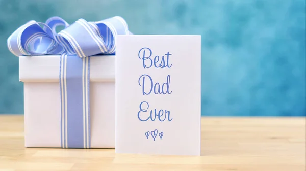 Fathers Day close up of Best Dad Ever greeting card and gift with copy space. — Stock Photo, Image