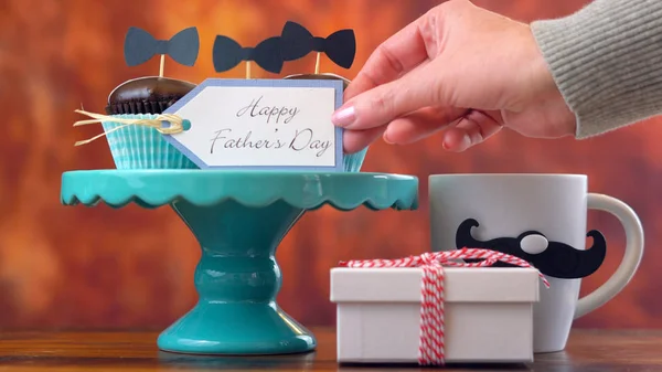 Fête des Pères gros plan sur le cadeau, les cupcakes et le café . — Photo