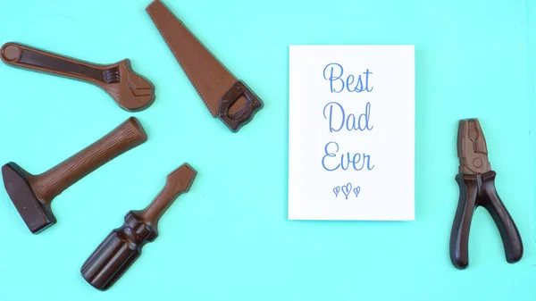 Día de los Padres conjunto de herramientas de chocolate con tarjeta de felicitación Best Dad Ever —  Fotos de Stock