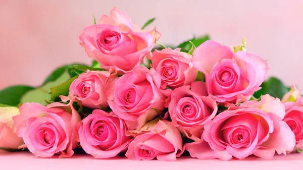 Pink roses on pink wood table, Mothers Day background closeup. — Stock Photo, Image