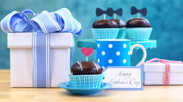 Vaders dag dicht geschenken, cupcakes of koffie op tafel. — Stockfoto