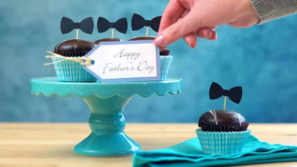 Dia dos Pais perto de cupcakes de chocolate na mesa de bolo . — Fotografia de Stock