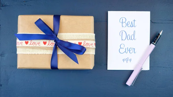 Festa dei Padri in testa con regalo e Best Dad Ever card . — Foto Stock