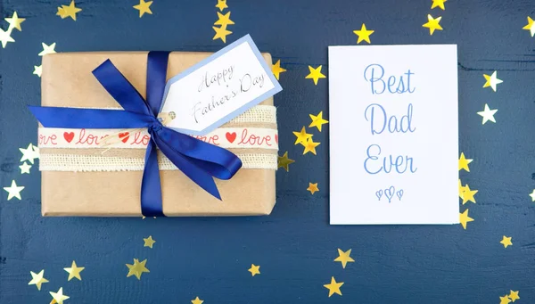 Fäder dag overhead med gåva och bästa pappa någonsin kort. — Stockfoto