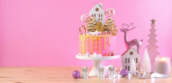 Candyland crianças festa bolo de Natal em rosa e ouro definição de mesa . — Fotografia de Stock