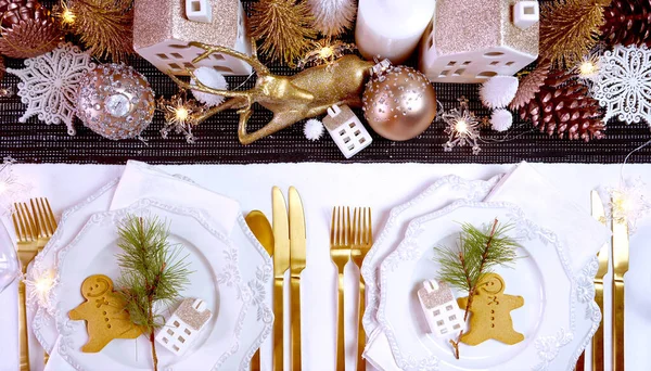 Mesa de Navidad con centro de mesa de oro y elegante vajilla de porcelana fina . — Foto de Stock