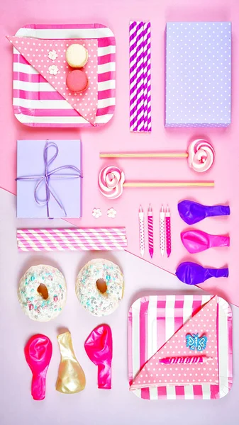 Colorido rosa tema festa comida e decorações flat lay . — Fotografia de Stock