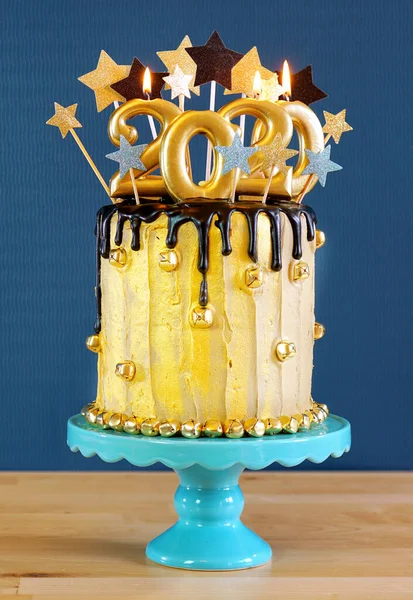 Felice anno nuovo 2020 torta a goccia nera e oro . — Foto Stock