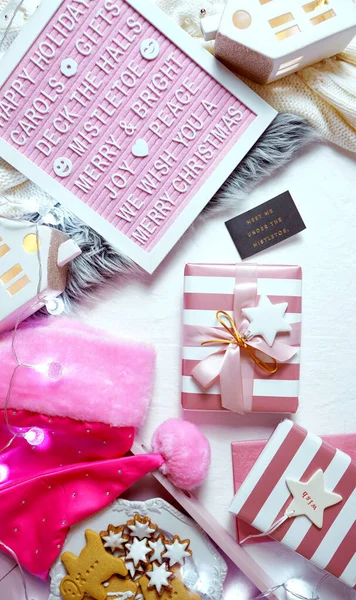 Vánoční obal dárky ploché ležel s teplým svetrem, dárky a dopisnice. — Stock fotografie