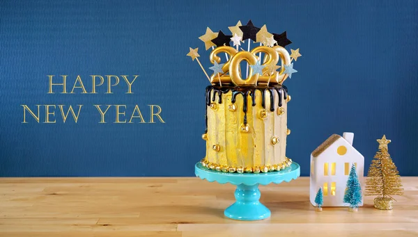 Feliz Año Nuevo 2020 pastel de goteo negro y oro . —  Fotos de Stock