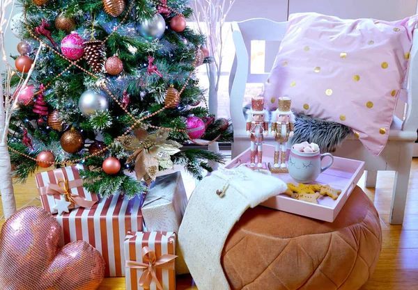 Na tendência rosa e rosa de ouro aparado árvore de Natal com bandeja para Santa . — Fotografia de Stock