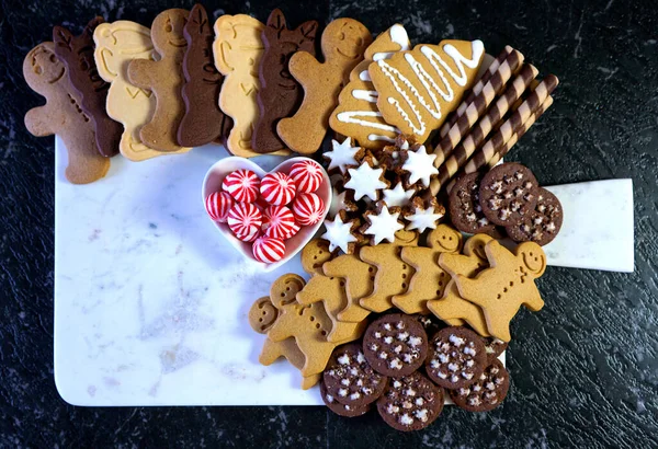 Kerst charcuterie bord met peperkoek, chocolade en koekjes. — Stockfoto