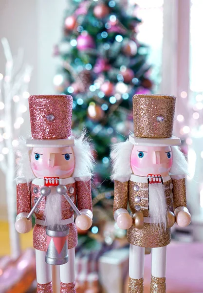 Op trend roze en rose goud getrimde kerstboom met dienblad voor de kerstman. — Stockfoto