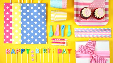 Renkli doğum günü partisi düz sarı arka plan üzerinde yatıyordu.