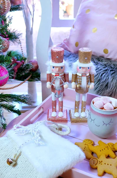 Im Trend rosa und roségold getrimmter Weihnachtsbaum mit Tablett für den Weihnachtsmann. — Stockfoto