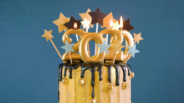 Felice anno nuovo 2020 torta a goccia nera e oro . — Foto Stock