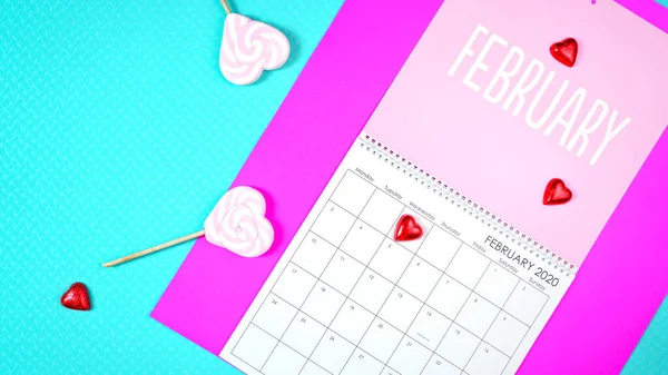 On-trend 2020 calendar page for the month of February modern flat lay overhead. — Stock Photo, Image