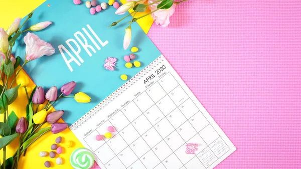 On-trend 2020 kalenderpagina voor de maand april moderne flat lay — Stockfoto