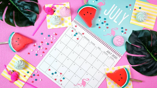 On-trend 2020 calendar page for the month of July modern flat lay. — Stock Photo, Image
