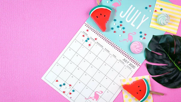 On-trend 2020 ημερολογιακή σελίδα για το μήνα Ιούλιο του σύγχρονου επίπεδη lay. — Φωτογραφία Αρχείου