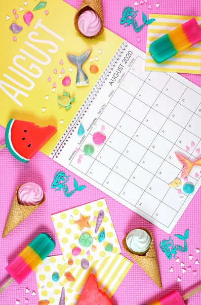 On-trend 2020 calendar page for the month of August modern flat lay. — Stock Photo, Image