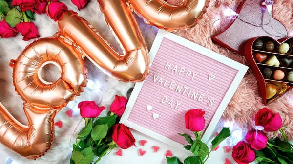 San Valentino posa piatta con rose, cioccolatini e letterboard . — Foto Stock