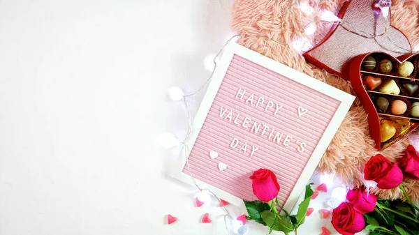 Dia dos Namorados flat lay com rosas, chocolates e letterboard . — Fotografia de Stock