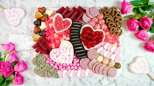 情人节那天平铺在头顶上的糖果和饼干吃盘上. — 图库照片