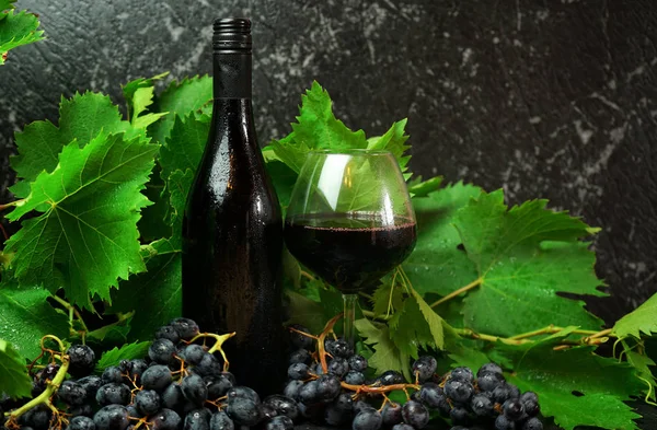 清潔な肌のボトルとワインの試飲設定でプレミアム赤ワインのガラス. — ストック写真