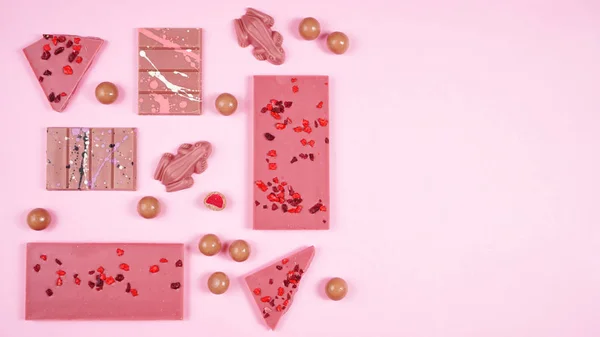 Rubí selección de chocolate plana yacía sobre el fondo rosa . — Foto de Stock