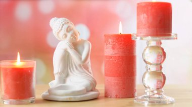 Buda ve yanan mumlarla Zen tarzı aromaterapi spa masası..