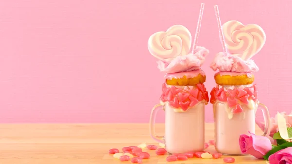 Saint-Valentin freak shakes avec sucettes en forme de coeur et beignets . — Photo