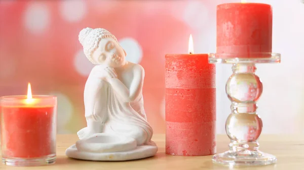 Aromaterapia estilo zen ajuste de mesa de spa con buddha y velas encendidas . —  Fotos de Stock