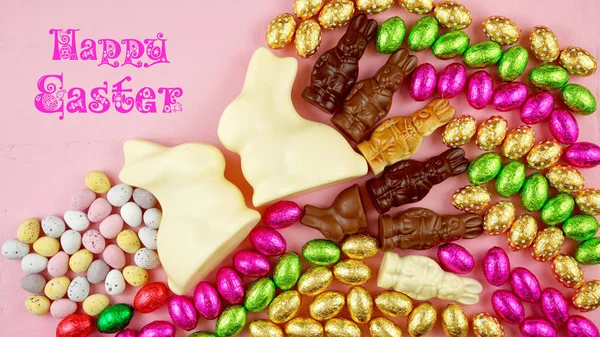 复活节平铺着白色、牛奶、黑巧克力、糖果、兔子和鸡蛋. — 图库照片
