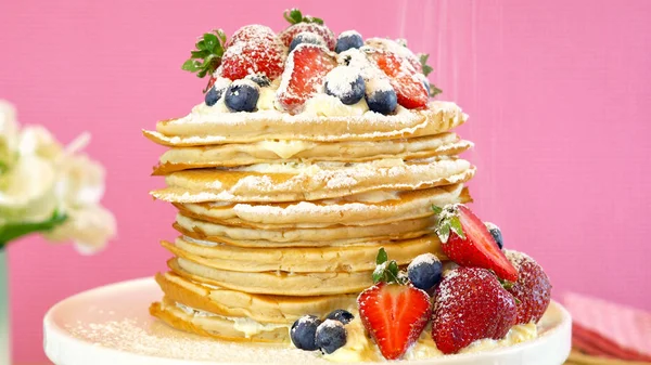 Pfannkuchen Dienstag Stapel von Pfannkuchen Kuchen mit Schlagsahne und frischen Beeren. — Stockfoto