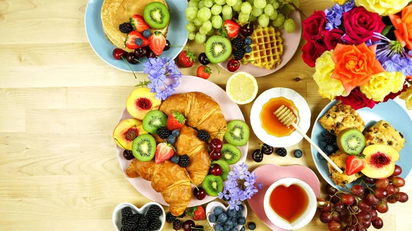 Pequeno-almoço agradável flat lay com croissants, panquecas, waffles e frutas . — Fotografia de Stock