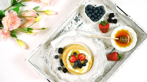 Pannenkoeken ontbijt dienblad op tafel met siroop en bosbessen fruit plat gelegd. — Stockfoto