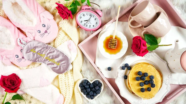 Pancake breakfast tray in bed with syrup and blueberries fruit flat lay. — Stock Photo, Image