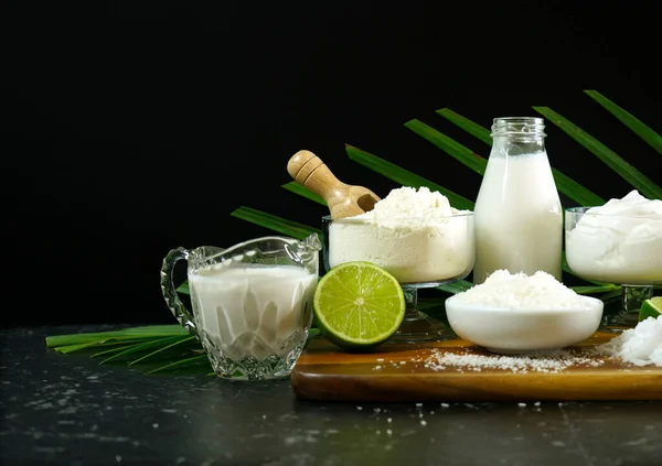Кокосовое молоко, сливки, йогурт, мука, измельченный высушенный кокос и масло . — стоковое фото