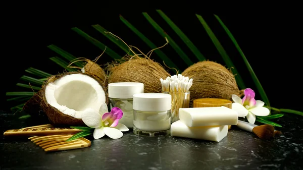 Coconut cosmetic uses for soaps, moisturisers, and coconut husk products. — Stock Photo, Image