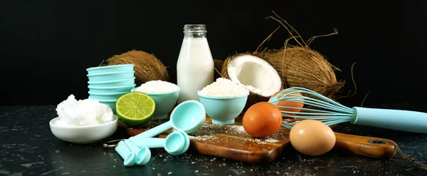 Ингредиенты для выпечки кокосов, кокосовое молоко, мука, масло и измельченный кокос . — стоковое фото