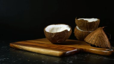 Hindistancevizi yarımları siyah bir arkaplanda yer alıyor.