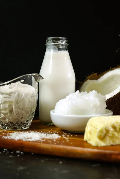 Alternativa senza latticini al cocco con latte di cocco, panna, yogurt e formaggio . — Foto Stock