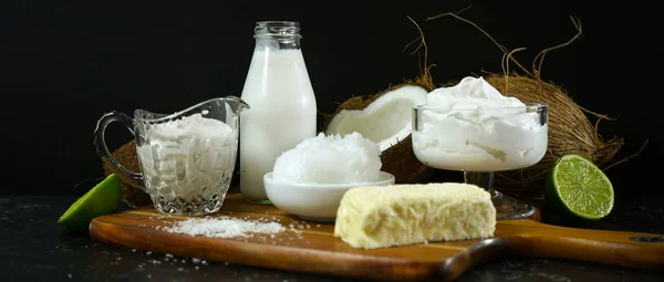 Кокосовые молочные продукты с кокосовым молоком, сливками, йогуртом и сыром . — стоковое фото