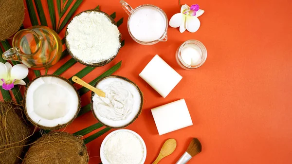 Cosméticos de coco con jabones, cremas hidratantes y productos de belleza, fondo bronceado . —  Fotos de Stock