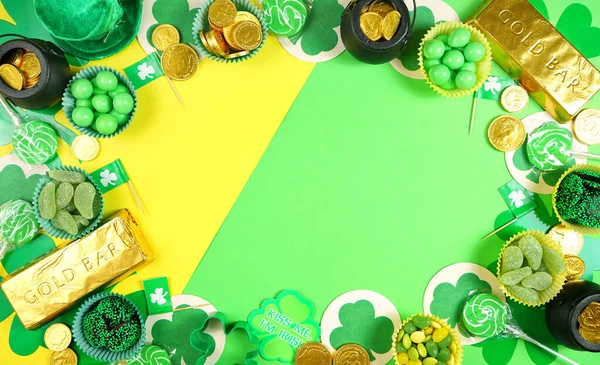 St Patricks Day flat lay with chocolate coins, leprechaun hat and shamrocks. — Stock fotografie