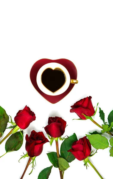 Rose rosse layout piatto creativo lay con caffè a forma di cuore tazza e piattino . — Foto Stock